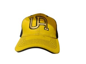 GORRA AMARILLA CON BORDADO UA